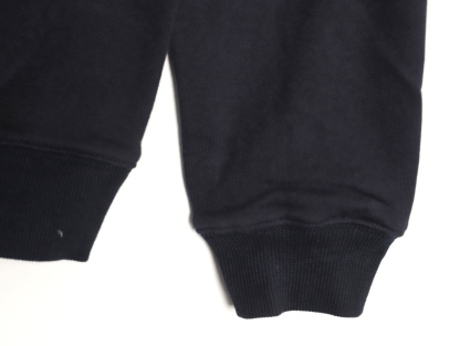 🔝FENDI芬迪FD 藍字母刺繡連帽衛衣
選用100%棉為基底編織而成的單面魚鱗布面料，正面為平滑的針織面，觸膚面通過針織機的浮線編織技術形成立體的毛圈，增加蓬松感， 同時觸感細膩。毛圈結構吸水量大且蒸發快，經過預縮處理之後，縮水率低於2%，確保成衣尺寸穩定。深藍色染整採用活性染料，色澤濃郁飽滿，多次洗滌不易褪色。
胸前“FENDI Flower”圖案採用日本田島繡花機精密刺繡，融合多色漸變與立體肌理，呈現獨特的水彩效果。字母與花朵圖案使用不同深淺的藍白漸變繡線，從淺藍到靛藍自然過渡，