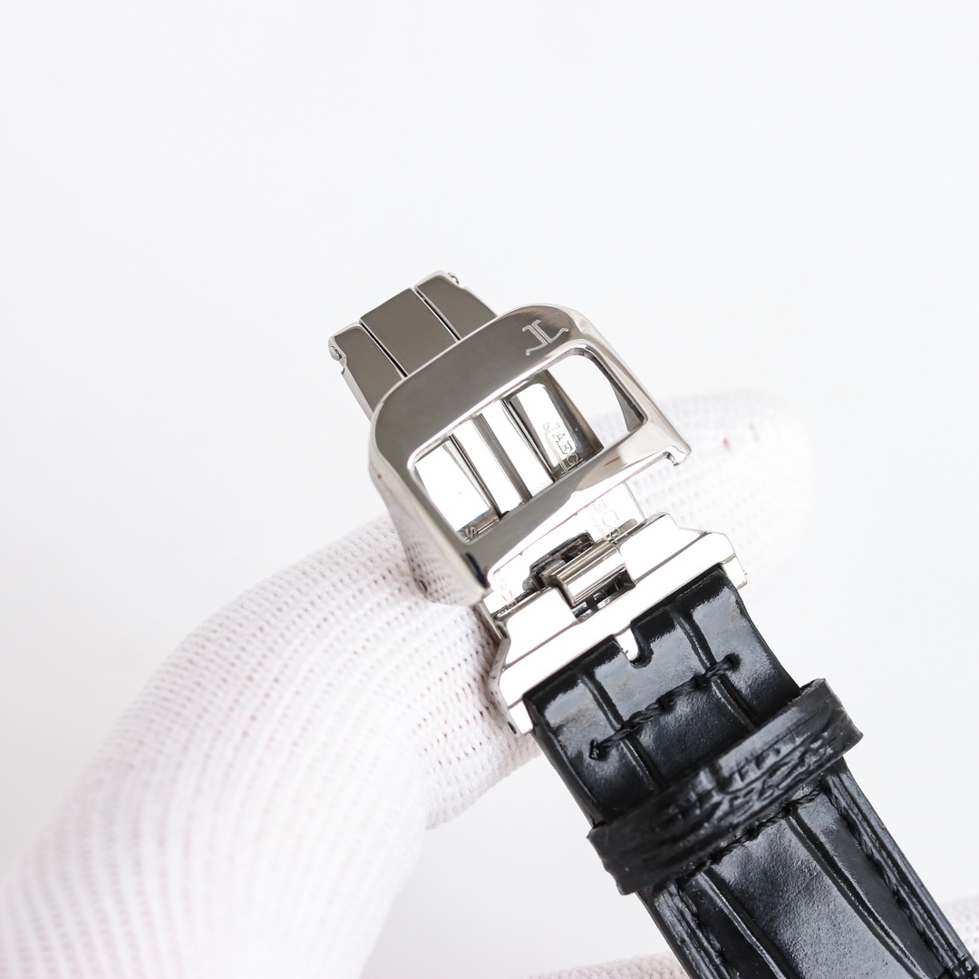 APS新品首發 積家大師系列1218420，傳統與現代的和諧樂章。Master Ultra Thin 超薄大師系列小秒針腕表精鋼款搭（直徑 39 毫米），內載896機芯。此自動上鏈機械機芯精准指示時、分、小秒。
1⃣全新大師系列兩針半採用原裝一致的896機新一比一開模
2⃣簡約精緻的錶盤採用立體式logo，錶盤搪瓷精緻而細膩，帶有標誌性的放射紋
3⃣指針與原裝一致採用陰陽針，一半拉絲一半拋光，錶帶採用進口小牛皮，一鍵式快拆錶帶表扣更加便捷