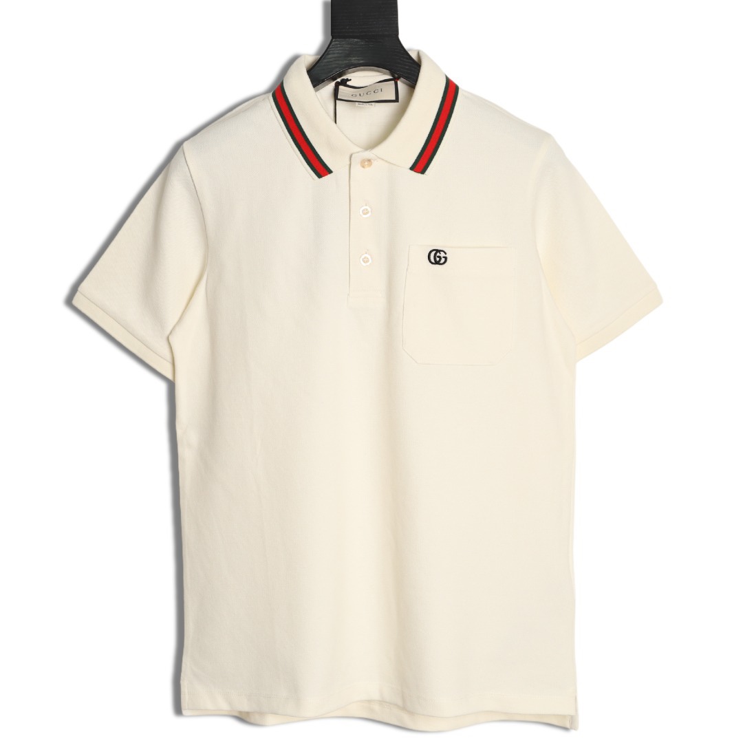 Gucci/古馳 24ss 胸口雙G刺繡Polo短袖
原品購入，採用60支雙股250克重棉氨混紡雙面珠地面料，條紋相間拼色衣領定為雙系統提花定織扁機製成。GG互扣刺繡圖案採用進口田島機器，榻榻米刺繡搭配挨針繡工藝，刺繡非常的飽滿，精細針法綿密，以榻榻米刺繡工藝打底，挨針繡描廓邊緣及字母繡花，層次清晰豐富立體。前胸無明線無散口雙層面筒，袖口縫盤螺紋同為扁機織造，採用TAJIMA進口機台加工，人工手縫領標開背領標帶防偽芯片，紐扣開模天然塔羅貝炭黑刻字牛角扣，三標輔料同步定 制。經典翻領設計