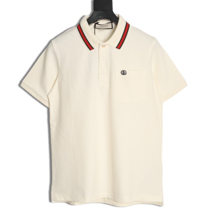 Gucci/古馳 24ss 胸口雙G刺繡Polo短袖
原品購入，採用60支雙股250克重棉氨混紡雙面珠地面料，條紋相間拼色衣領定為雙系統提花定織扁機製成。GG互扣刺繡圖案採用進口田島機器，榻榻米刺繡搭配挨針繡工藝，刺繡非常的飽滿，精細針法綿密，以榻榻米刺繡工藝打底，挨針繡描廓邊緣及字母繡花，層次清晰豐富立體。前胸無明線無散口雙層面筒，袖口縫盤螺紋同為扁機織造，採用TAJIMA進口機台加工，人工手縫領標開背領標帶防偽芯片，紐扣開模天然塔羅貝炭黑刻字牛角扣，三標輔料同步定 制。經典翻領設計