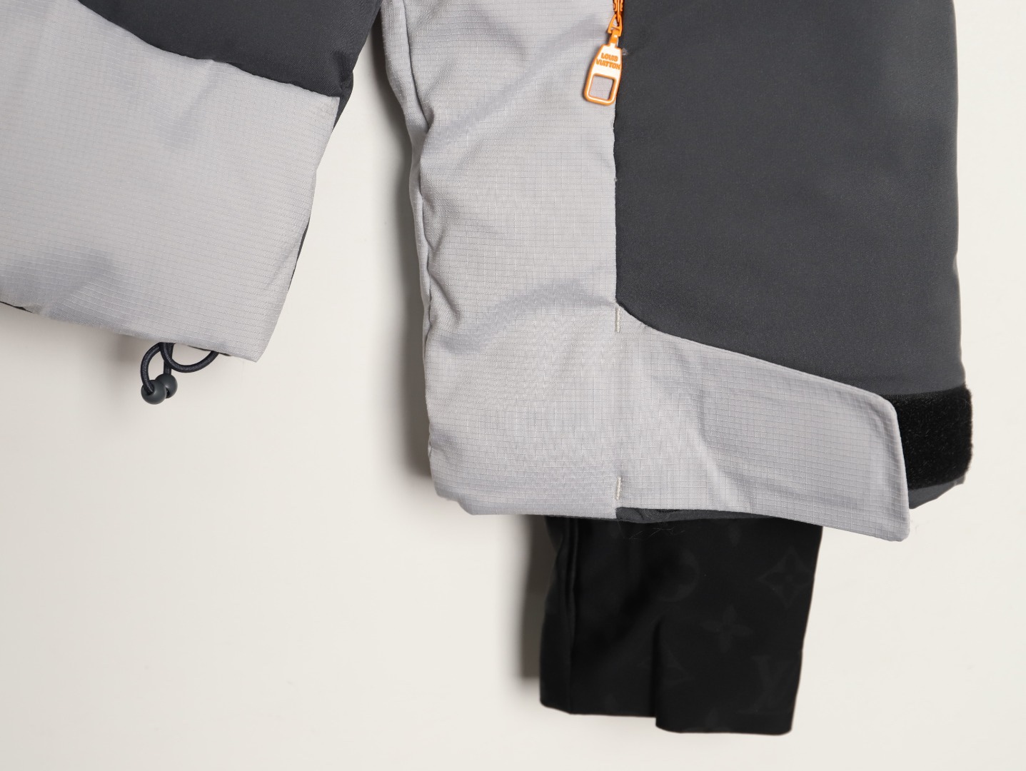 Louis Vuitton/路易威登 25Fw 滑雪系列花卉雙拉鍊連帽羽絨服
定制5合1防絨密織與3合1雙線防絨格紋料，新國標90白鴨絨，充絨飽滿，極致禦寒。 電腦機械充絨，精准計算克重，數字稱重，確保蓬松均勻。進口機刺繡，精密控制，線條流暢細膩。壓花復合，電腦掃描對位，特製膠水固化，粘接牢固。 膠漿印花，三次網板修改，烘烤固色，圖案持久。3D立體絎縫，數控分隔，防止羽絨結塊移位。
A Size:46-52