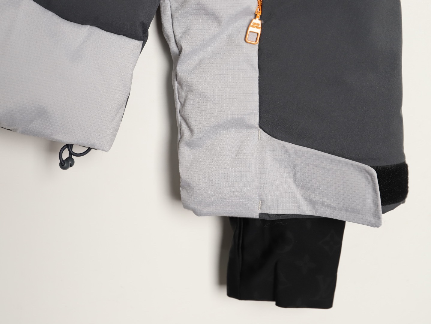 Louis Vuitton/路易威登 25Fw 滑雪系列花卉雙拉鍊連帽羽絨服
定制5合1防絨密織與3合1雙線防絨格紋料，新國標90白鴨絨，充絨飽滿，極致禦寒。 電腦機械充絨，精准計算克重，數字稱重，確保蓬松均勻。進口機刺繡，精密控制，線條流暢細膩。壓花復合，電腦掃描對位，特製膠水固化，粘接牢固。 膠漿印花，三次網板修改，烘烤固色，圖案持久。3D立體絎縫，數控分隔，防止羽絨結塊移位。
A Size:46-52