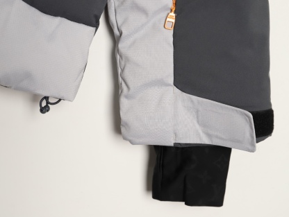 Louis Vuitton/路易威登 25Fw 滑雪系列花卉雙拉鍊連帽羽絨服
定制5合1防絨密織與3合1雙線防絨格紋料，新國標90白鴨絨，充絨飽滿，極致禦寒。 電腦機械充絨，精准計算克重，數字稱重，確保蓬松均勻。進口機刺繡，精密控制，線條流暢細膩。壓花復合，電腦掃描對位，特製膠水固化，粘接牢固。 膠漿印花，三次網板修改，烘烤固色，圖案持久。3D立體絎縫，數控分隔，防止羽絨結塊移位。
A Size:46-52