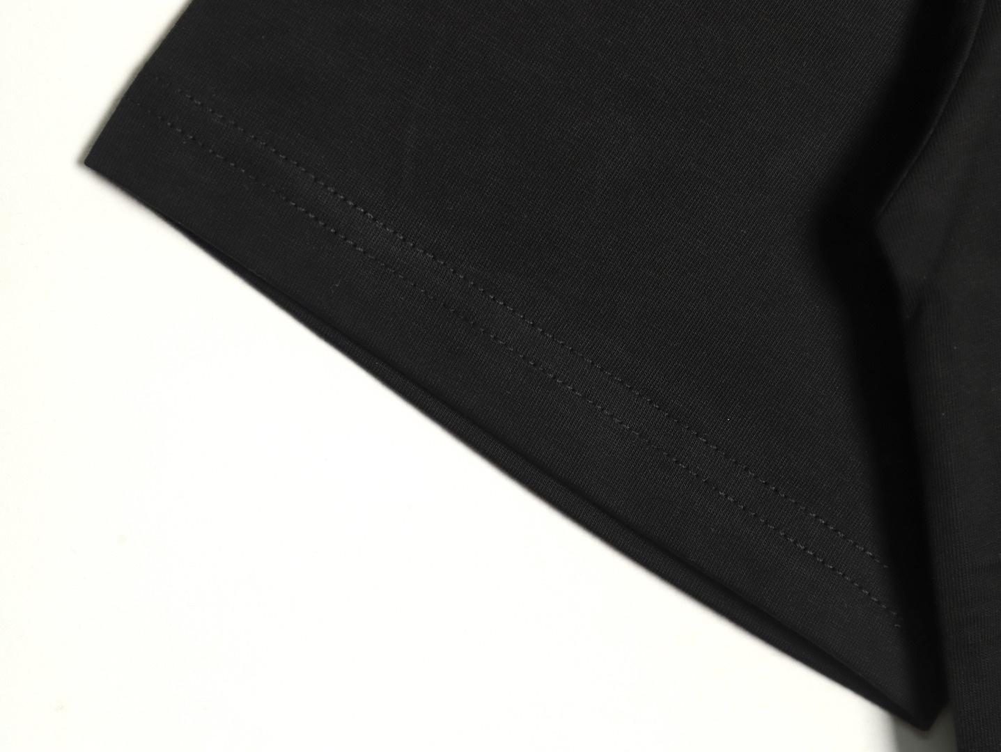 Loewe/羅意威 25ss 塗鴉彩繪植絨印花短袖T恤
260g棉質布料40支雙紗面料，無蝕塵‬毛藝工‬處布理‬面，紡織密度高，垂感佳，不易變形。
厚織感加上緊密紡紗工藝，不會影響Tee的透氣性，成色的飽和度很高
胸前撞色塗鴉彩繪植絨印花工藝
版型上身效果好，百搭好看的一款T恤，寬松版型遮肉顯瘦不挑人
顏色: 白色，黑色
S Size：S-XL