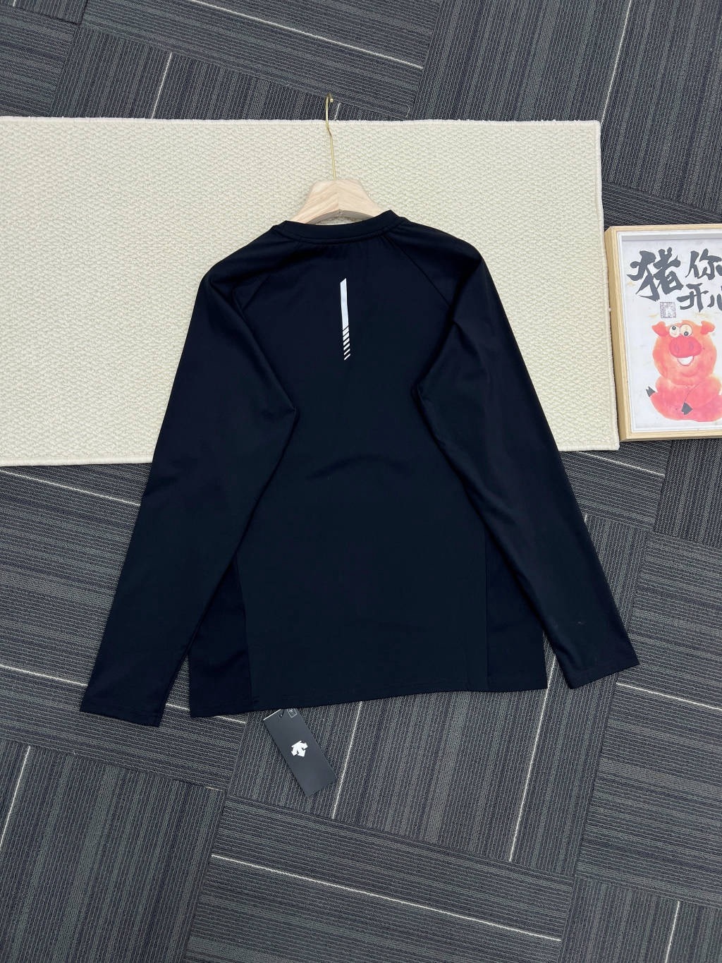 春秋新款DST迪桑特情侶👫綜訓系列長袖運動衫
韓國🇰🇷櫃子同步
迪家高端專業運動面料，精梳輕拉絨，親膚舒適，排汗吸濕！面料不易變形、不易褪色以及快速乾爽的三大頂尖優勢
右肩的立體LOGO，高溫熱燙印的工藝加持，右下擺字母小壓花，增加了設計的趣味性和觀賞度
整體既有嚴謹的精英範，又有利落陽光的運動感，彰顯品牌魅力 ！
