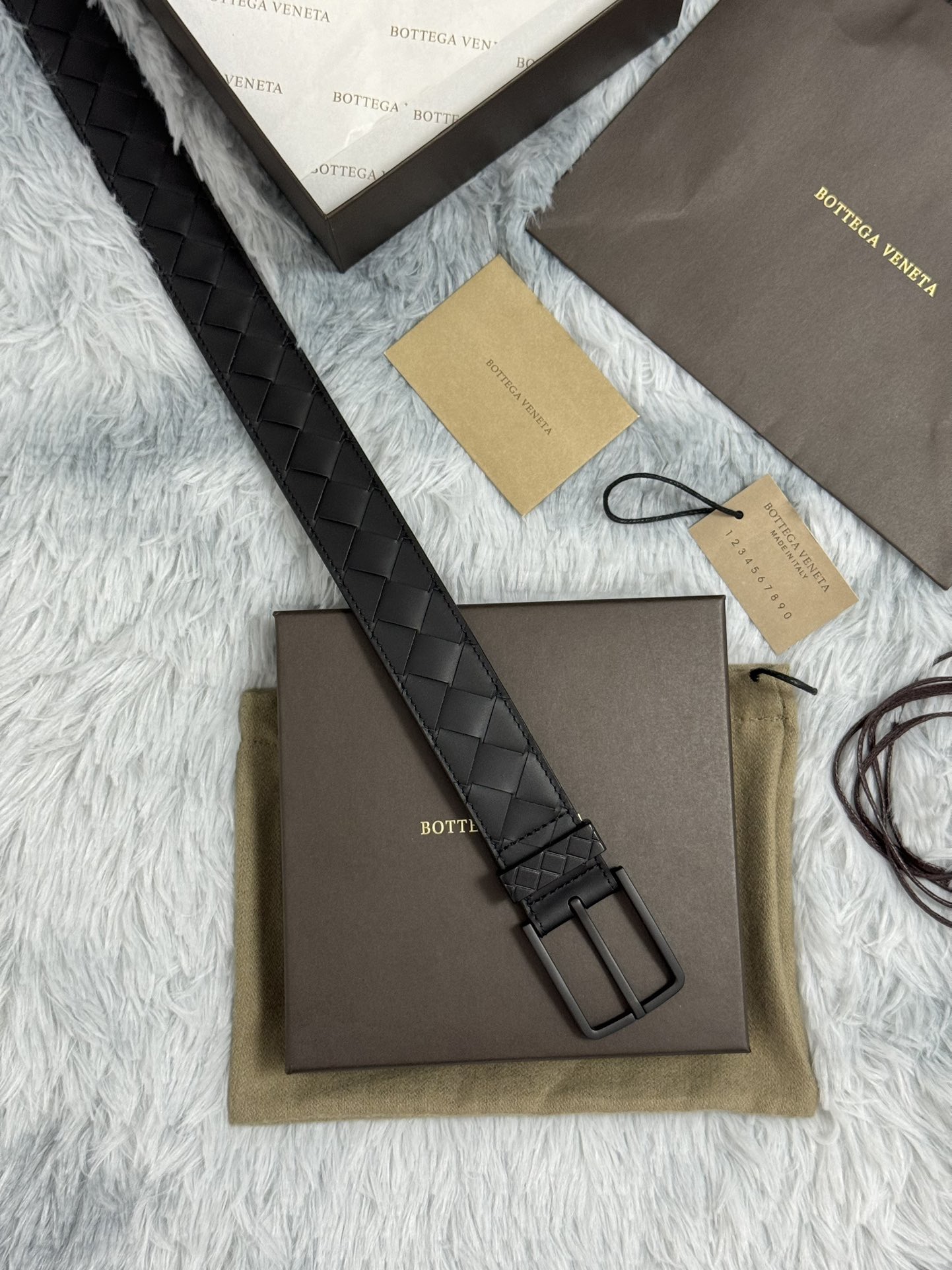 BOTTEGA VENETA   3.5cm   
手工編織牛皮經典之作
每個細節都體現出至高的品味和格調
整體造型增添優雅韻味  
低調奢華的典範
優雅迷人氣息
精緻的手工藝製作。