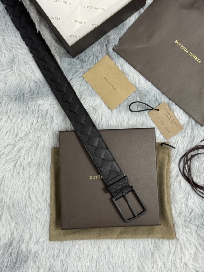 BOTTEGA VENETA   3.5cm   
手工編織牛皮經典之作
每個細節都體現出至高的品味和格調
整體造型增添優雅韻味  
低調奢華的典範
優雅迷人氣息
精緻的手工藝製作。