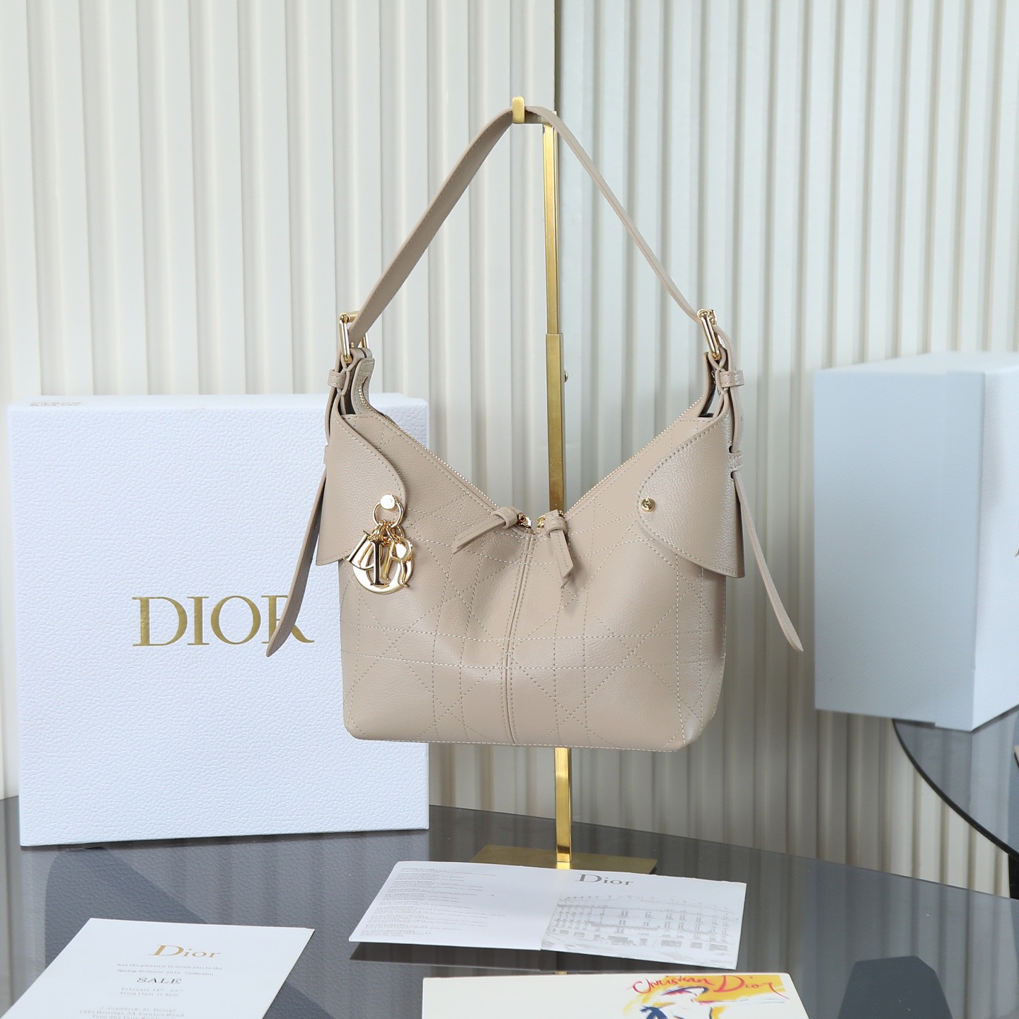 原廠皮 小號粒面牛皮 米色

Voyage秋冬系列
又是一個王炸級別，直接擊中心巴上
自帶鬆弛感，包形柔軟又隨意
經典藤紋格，雙拉鍊設計
整體高級又時髦，精緻感滿滿的字母吊墜
細節非常到位，超大的容量，自用超輕便
時髦精們都懂這款的含金量

型號：2845

size:22*9.5*15cm