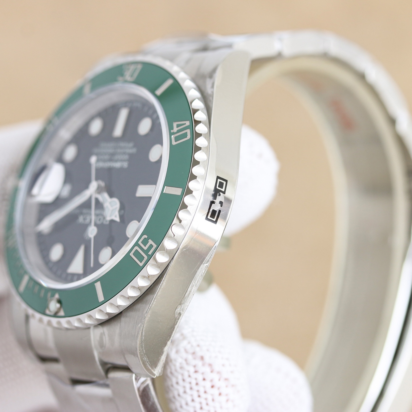 第四代 BLAKEN 款水鬼系列：間金黑勞力士的暗夜傳奇
 
一、巔峰之作，酷炫呈現
 
- BLAKEN 高級改裝水鬼系列，專為追求獨特與個性的您打造。它將勞力士的經典魅力與現代改裝美學完美融合，讓您在任何場合都能展現出美與酷的獨特氣質。
 
二、精湛工藝，極致還原
 
- 表身間金黑化：表身採用 DLC 黑化處理，不僅增添了神秘深邃的質感，更使其耐磨性大幅提升，經久耐用。
- 錶盤特效：Blacken 改裝團隊精心復刻的一比一錶盤，以 100%的還原度重現獨特魅力，每一次凝視錶盤，都彷彿置身於神秘