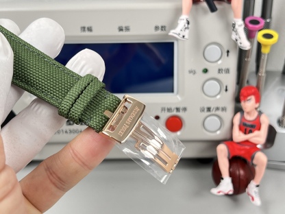 
新款愛彼真陀飛輪CODE11.59系列26396男士腕表！完美與個性的體驗！
1⃣️直徑42MM！表面玻璃採用水晶藍寶石玻璃。
2⃣️搭載Cal.2950全自動陀飛輪機芯，動力儲存60小時！
3⃣️錶帶採用進口意大利小牛皮以及帆布皮帶可選！
3⃣️表殼採用316L精鋼材質，整殼CNC高精准處理，密度與原裝吻合！          
4⃣️表面採用砂金石琺瑯錶盤
整體按照原裝顏色完美呈現！
5⃣️殼套分圈口.殼.底蓋三件套，整體角度完美體現拉絲工藝，品質與美的融合！