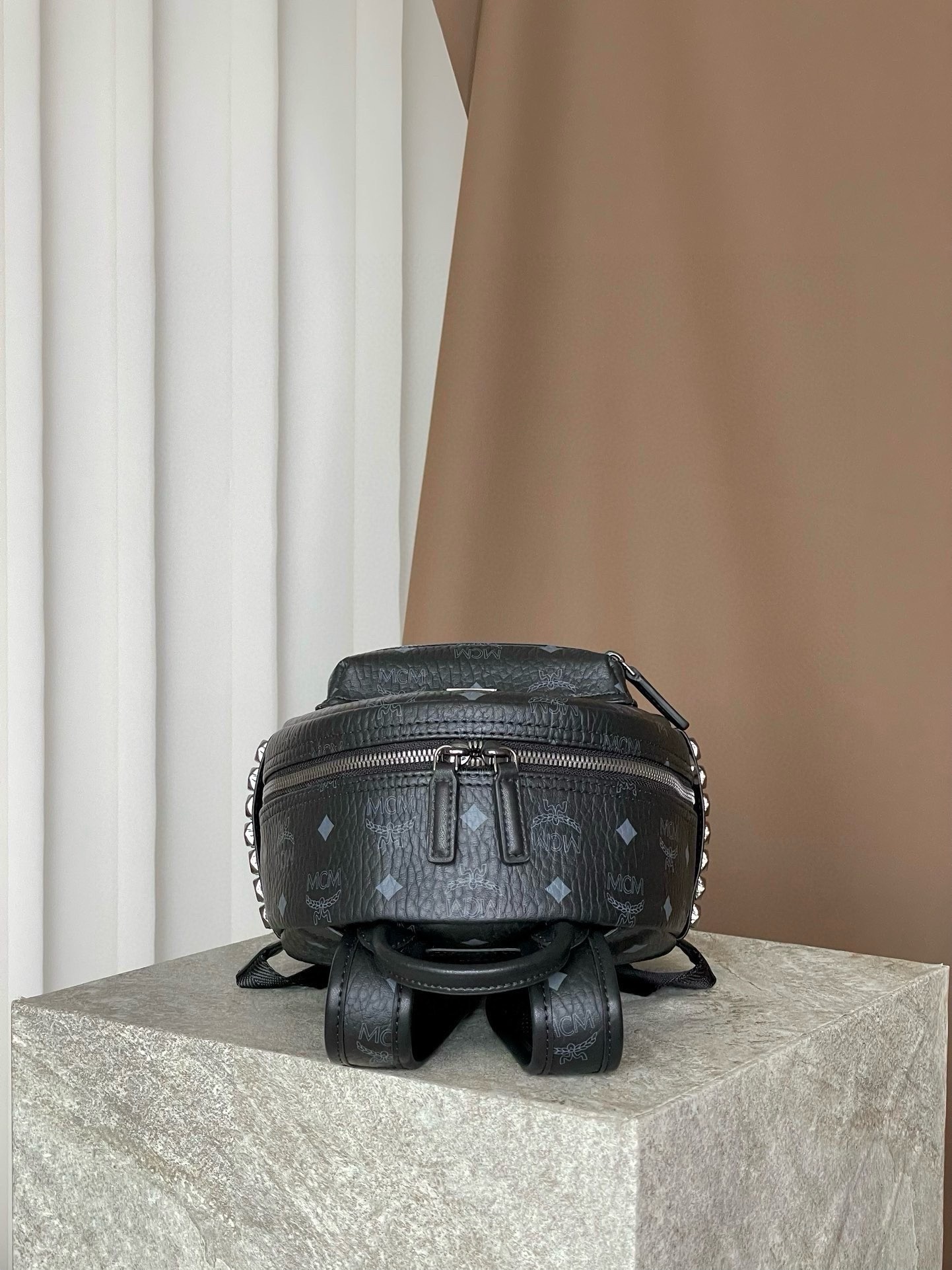 𝐌𝐂𝐌 𝐒𝐭𝐚𝐫𝐤 𝐕𝐢𝐬𝐞𝐭𝐨𝐬，𝐌𝐢𝐧𝐢 铆钉双肩背包黑色这款迷你 Stark 双肩背包是一款可以彰显独特风格的小配饰。MCM 经典款的缩小版本采用我们标志性的 Visetos 涂层帆布制成，配以奢华的人造皮革衬里和铆钉饰边