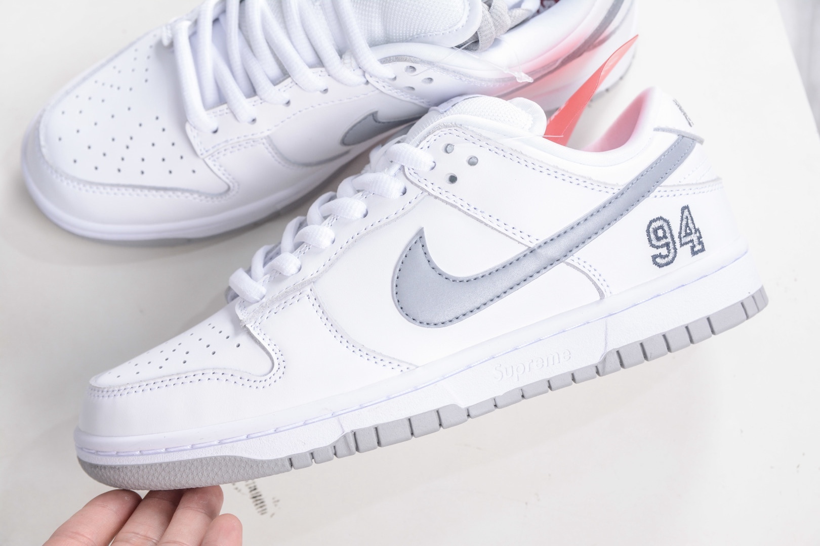 Supreme x Nk Dunk SB Dunk Low 聯名亞洲限定白灰
貨號:HQ8487 100
SIZE：36 36.5 37.5 38 38.5 39 40 40.5 41 42 42.5 43 44 44.5 45 46