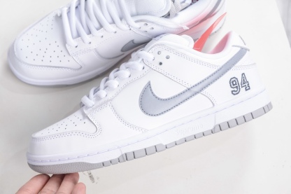 Supreme x Nk Dunk SB Dunk Low 聯名亞洲限定白灰
貨號:HQ8487 100
SIZE：36 36.5 37.5 38 38.5 39 40 40.5 41 42 42.5 43 44 44.5 45 46