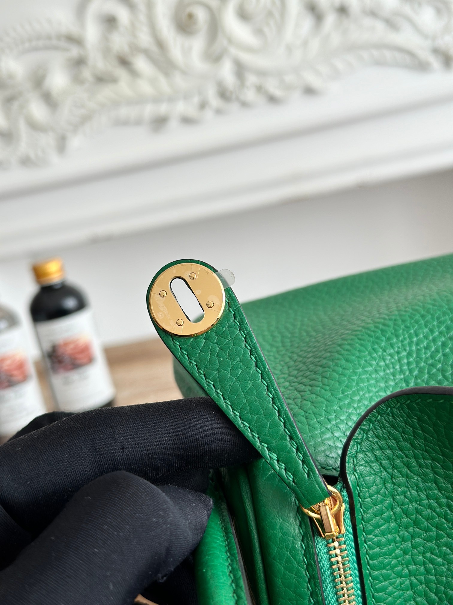 琳迪lindy 19cm	
Tc皮 蜜蠟線半手工縫製
lindy19保留了琳迪包所有細節的完整設計，側口袋、拉鍊等全部都是經典的設計√
這只小可愛暴擊了多少人的少女心