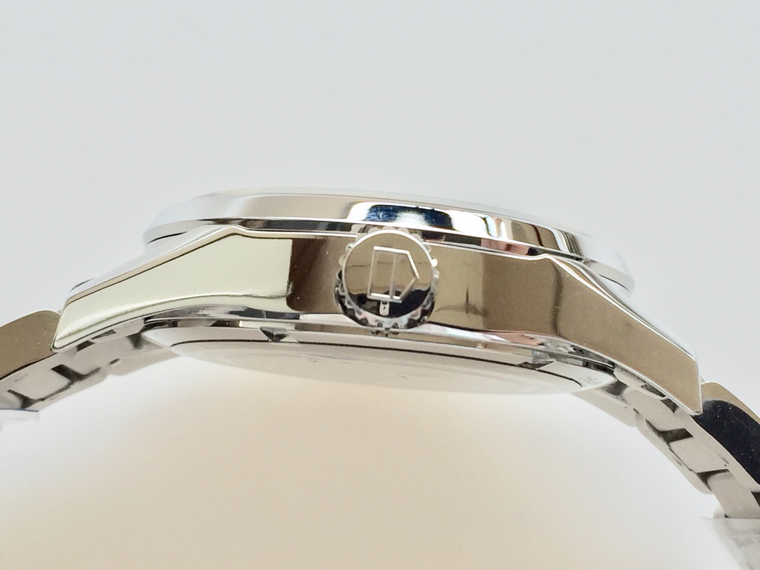 TAG泰格豪雅 卡萊拉系列WAR201A.FC6266 商務休閒款 中英文雙歷腕表 41毫米直徑 搭載2836 自動機械機芯 316L精鋼可配真皮錶帶 原裝折疊扣。TAG泰格豪雅 卡萊拉系列WAR201A.FC6266 商務休閒款 中英文雙歷腕表 41毫米直徑 搭載2836 自動機械機芯 316L精鋼可配真皮錶帶 原裝折疊扣。