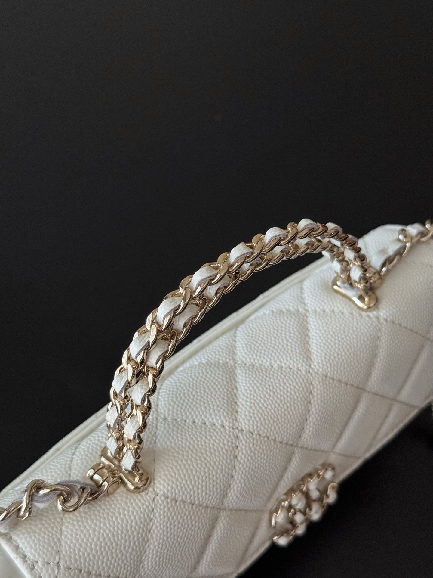 Chanel 25S 新款本季 最火的小球牛皮Kelly 手柄包
這顆絕對是黑馬
第一眼看到就深深愛上💕
顏值不必說 直接閉眼入不會錯
很好打理 也是百搭型
實現了單背斜挎腋下背手拎的效果📷
簡直就是福音〰️
很精緻 值得珍藏🔝

五金：全鋼18K淺金
皮料：獨家Haas小牛皮
尺寸：𝟏8*𝟏0*4.𝟓 𝚌𝚖
型號：AS3238