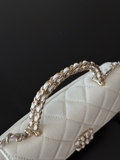 Chanel 25S 新款本季 最火的小球牛皮Kelly 手柄包
這顆絕對是黑馬
第一眼看到就深深愛上💕
顏值不必說 直接閉眼入不會錯
很好打理 也是百搭型
實現了單背斜挎腋下背手拎的效果📷
簡直就是福音〰️
很精緻 值得珍藏🔝

五金：全鋼18K淺金
皮料：獨家Haas小牛皮
尺寸：𝟏8*𝟏0*4.𝟓 𝚌𝚖
型號：AS3238