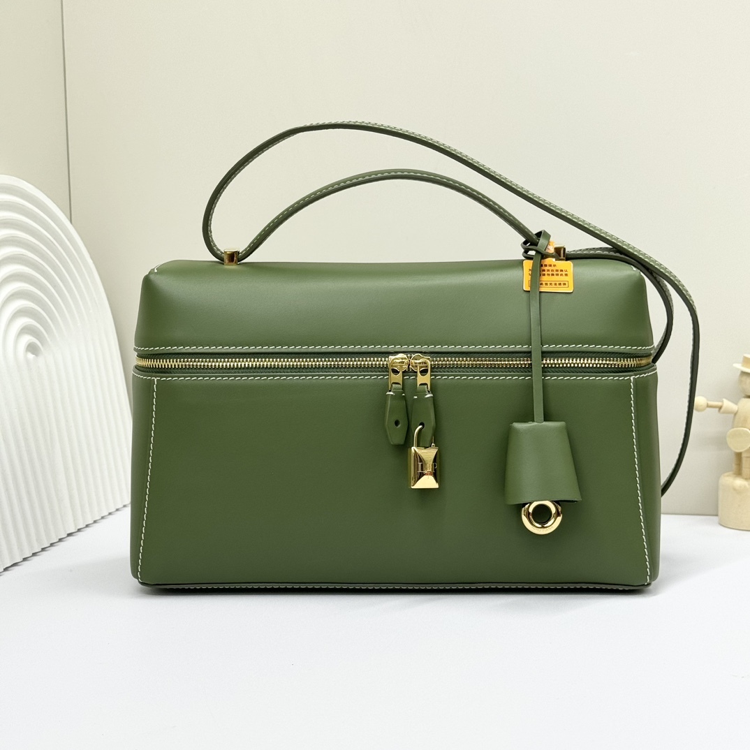 𝓛𝓸𝓻𝓸 𝓟𝓲𝓪𝓷𝓪 諾悠翩雅
𝑬𝒙𝒕𝒓𝒂 𝑩𝒂𝒈 𝑳𝟐𝟕 
寬開口加大容量斜挎包，包型設計更立體更有型，包身採用進口原廠小牛皮，手感柔軟而獨特，包包內部結構多了內袋。雙向加長拉鍊開合，配有My Charms金色金屬掛飾（LP特級純鋼五金配件）
size：27*16*10釐米
配全套專櫃禮盒包裝🎁