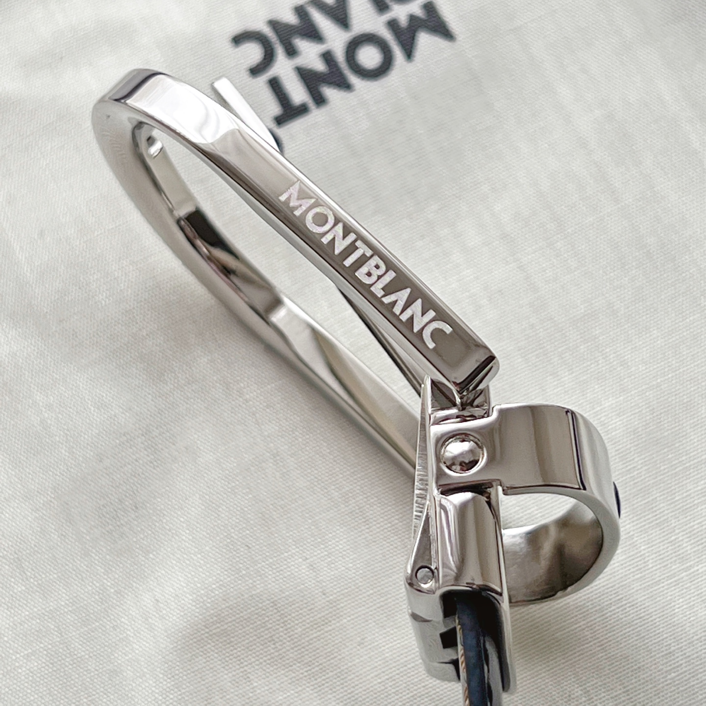 馬蹄形帶扣黑色/棕色雙面皮帶（35毫米）
馬蹄形閃亮鍍釕帶扣。可調節長度，3.5cm黑色和棕色雙面皮帶。打造經典靈動造型。
貨號 錶帶描述 黑色和棕色雙面牛皮皮帶 皮革圖案 金屬圓環上飾有萬寶龍六角白星 標識 搭扣裝置 易開啓裝置，可調節皮帶長度
搭扣形狀 馬蹄形主要顏色 黑色 | 棕色 搭扣類型 針扣式表扣