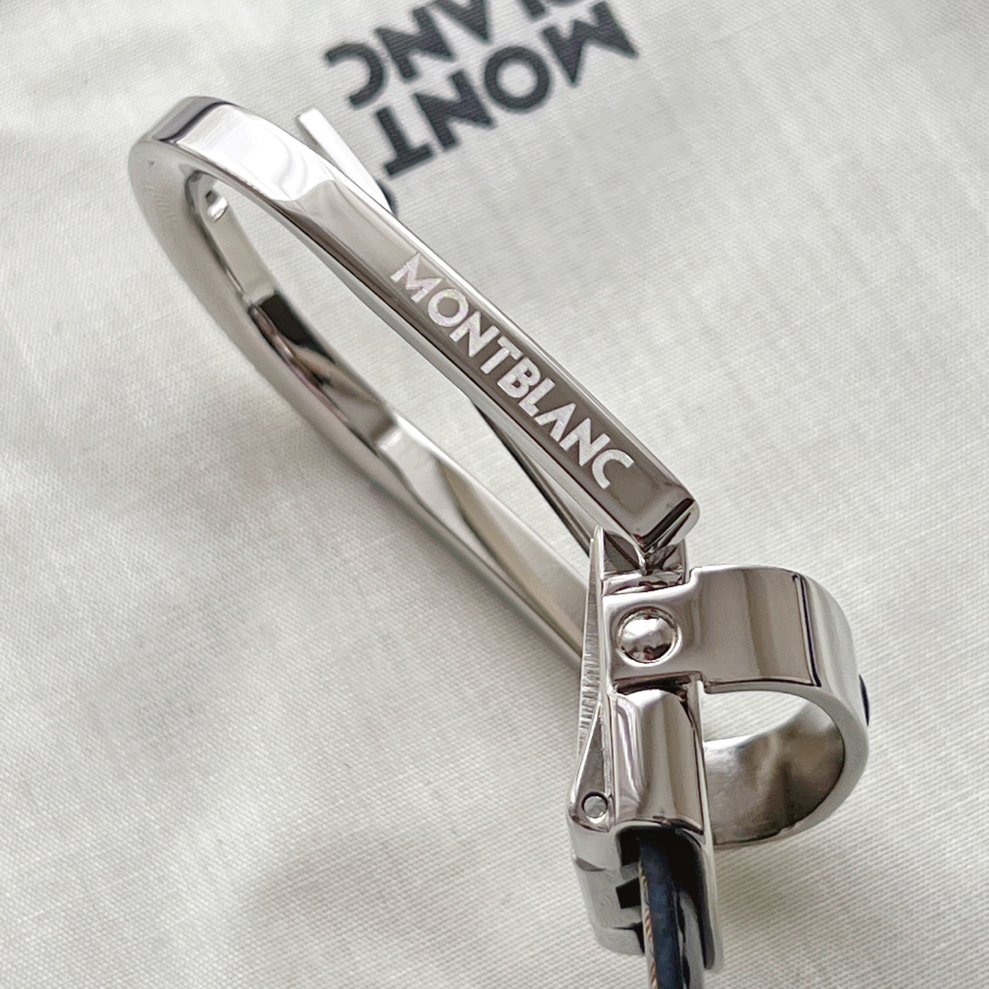 馬蹄形帶扣黑色/棕色雙面皮帶（35毫米）
馬蹄形閃亮鍍釕帶扣。可調節長度，3.5cm黑色和棕色雙面皮帶。打造經典靈動造型。
貨號 錶帶描述 黑色和棕色雙面牛皮皮帶 皮革圖案 金屬圓環上飾有萬寶龍六角白星 標識 搭扣裝置 易開啓裝置，可調節皮帶長度
搭扣形狀 馬蹄形主要顏色 黑色 | 棕色 搭扣類型 針扣式表扣