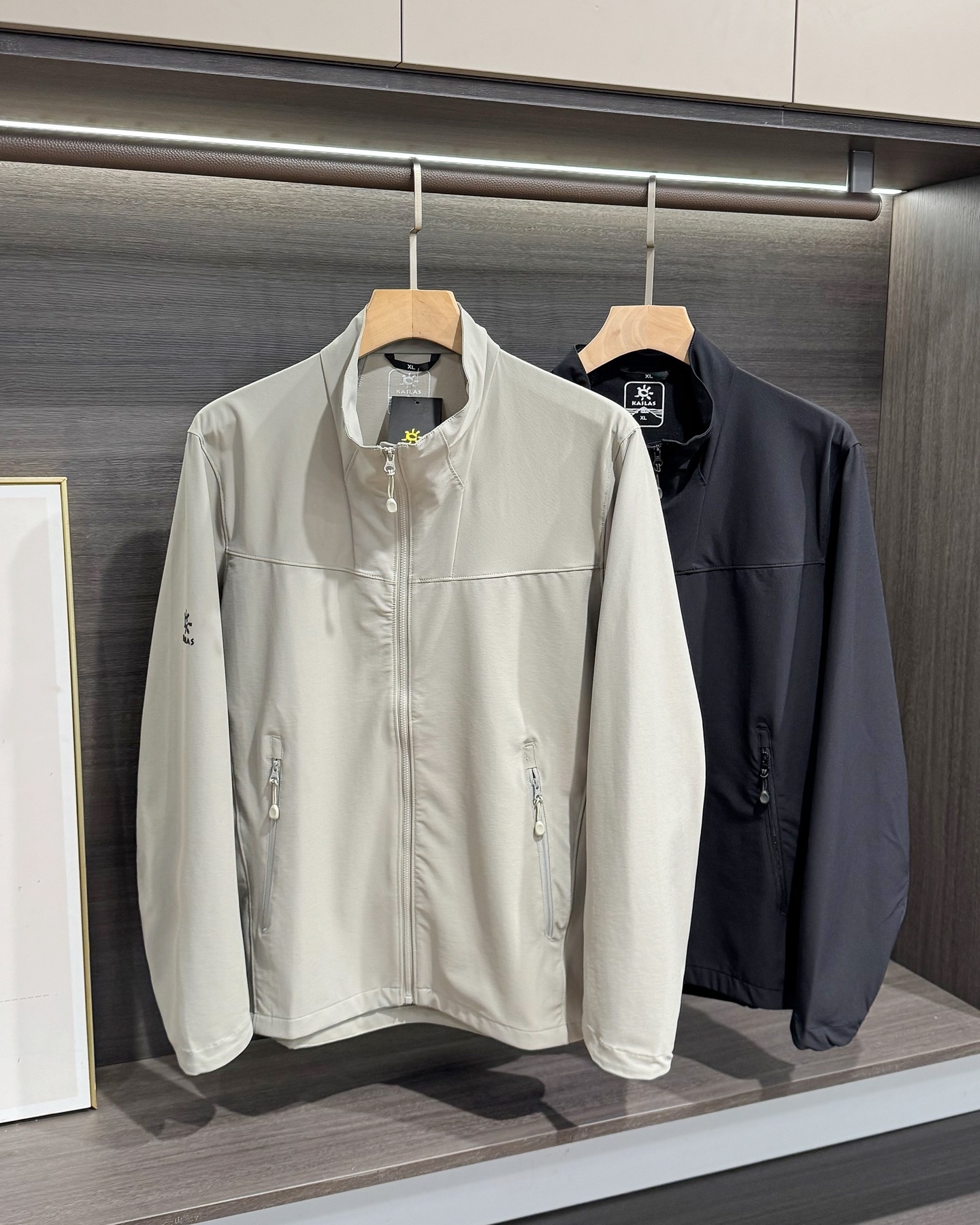KAILAS‌/凱樂石春秋薄款輕量化衝風衣上衣外套】輕裝上陣！風雨無阻！

解鎖春秋戶外自由！輕到能揣進包里，卻能扛住風雨突襲！

極致輕量化面料，告別臃腫，上身輕若無物，跑步、騎行不束縛，戶外通勤也能利落有型！

透氣膜科技，運動時快速排汗，避免悶熱黏膩，春秋穿剛剛好！

立領剪裁護住脖頸，阻擋冷風灌入！

戶外級耐造，耐磨抗撕裂，口袋拉鍊防掉物，細節拉滿，徒步、騎行都穩！

極簡純色，內搭衛衣、T恤都好看，日常出街也能穿出高級感！

顏色:岩石灰  神秘黑
尺碼:L-3xL
L碼：   胸