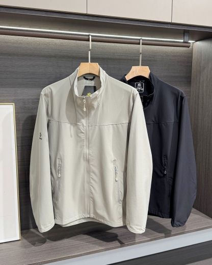 KAILAS‌/凱樂石春秋薄款輕量化衝風衣上衣外套】輕裝上陣！風雨無阻！

解鎖春秋戶外自由！輕到能揣進包里，卻能扛住風雨突襲！

極致輕量化面料，告別臃腫，上身輕若無物，跑步、騎行不束縛，戶外通勤也能利落有型！

透氣膜科技，運動時快速排汗，避免悶熱黏膩，春秋穿剛剛好！

立領剪裁護住脖頸，阻擋冷風灌入！

戶外級耐造，耐磨抗撕裂，口袋拉鍊防掉物，細節拉滿，徒步、騎行都穩！

極簡純色，內搭衛衣、T恤都好看，日常出街也能穿出高級感！

顏色:岩石灰  神秘黑
尺碼:L-3xL
L碼：   胸