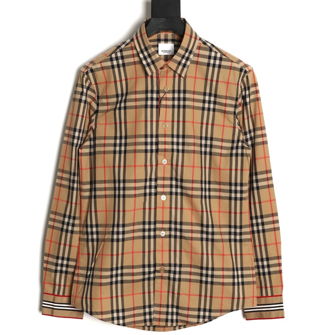 Burberry/巴寶莉 門襟袖口織帶格紋棉質長袖襯衫
面料採用雙股80支梭織斜紋面料，格紋對位，紗線定織定染，
每個獨立的尺碼都是定位裁片，前幅，口袋，
袖子等部位都是對格對位的，工序複製，費時費料，
採用純天然珍珠貝殼紐扣，洗水嘜定制，多處手工一片一片激光剪裁對位，
所有工序，用料都是ZP做法，區別市面一眼假版本
裝飾品牌典藏 復古大格紋，BUR粉絲的衣櫥珍藏款式,尤其是對於忠實的BUR粉來說，
此款更是絕對不能錯過的珍寶級別產物！
顏色：門襟袖口織帶
S Size：S-XL