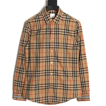 Burberry/巴寶莉 門襟袖口織帶格紋棉質長袖襯衫
面料採用雙股80支梭織斜紋面料，格紋對位，紗線定織定染，
每個獨立的尺碼都是定位裁片，前幅，口袋，
袖子等部位都是對格對位的，工序複製，費時費料，
採用純天然珍珠貝殼紐扣，洗水嘜定制，多處手工一片一片激光剪裁對位，
所有工序，用料都是ZP做法，區別市面一眼假版本
裝飾品牌典藏 復古大格紋，BUR粉絲的衣櫥珍藏款式,尤其是對於忠實的BUR粉來說，
此款更是絕對不能錯過的珍寶級別產物！
顏色：門襟袖口織帶
S Size：S-XL