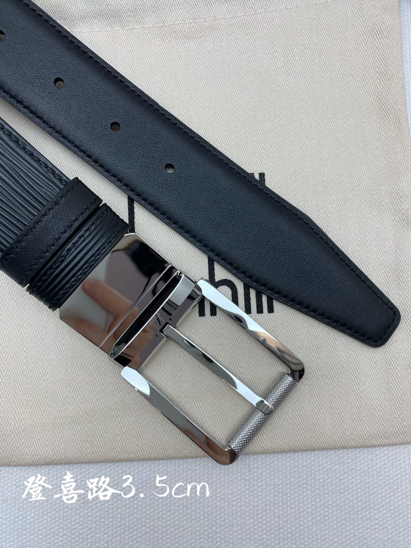 
登喜路是英國歷史悠久的奢侈品牌，其皮帶以精湛工藝、高品質材料和經典設計著稱在男士奢侈品領域享有很高聲譽，適合商務和休閒
