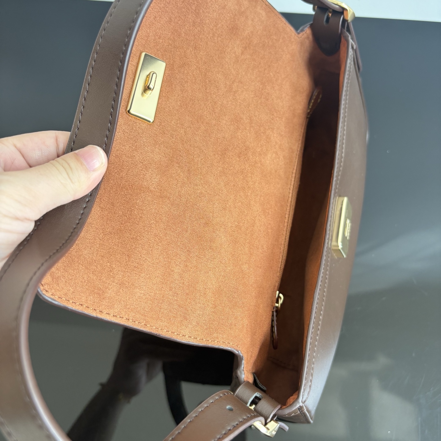 
【新品】COACH/蔻馳奧萊女士ETTA25號翻蓋單肩包腋下包高級通勤 CCV63尺寸25*13.5*6