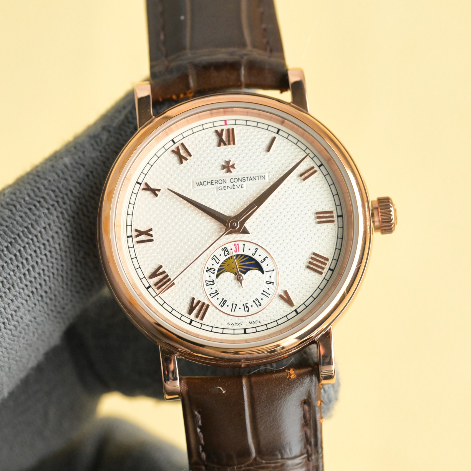 
江詩丹頓【VACHERON CONSTANTIN】傳襲系列男士腕表！全新複雜日月星辰多功能腕表，超強夜光。搭載原裝進口2824-2自動上鏈機械機芯，匯集月份顯示，日月相顯示等功能於一身，堪稱完美，秉承瑞士制表工藝，全鋼鍍納米鉑金表技術，PVD爐內電鍍工藝，法國藍寶石防刮鏡面，進口意大利小牛皮搭配原裝扣，打造出頂級完美產品，尺寸:40*10mm