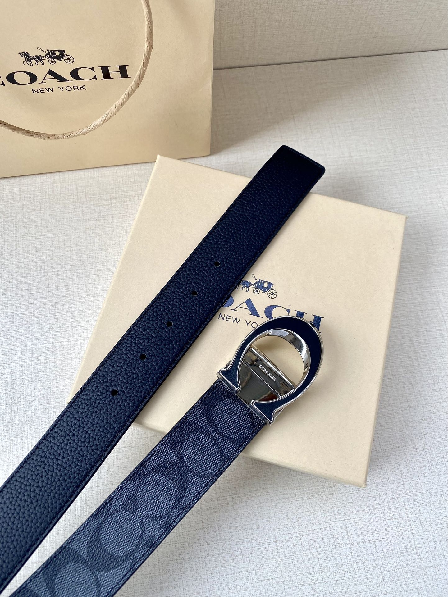 寬度3.8cm COACH 這款雙面腰帶一面為經典標誌帆布材質，另一面為精制皮革材質，配有標誌性扣件，將兩種外形合二為一。通過簡單的說明，可用剪刀剪裁至完美合身度。
標誌印花配頭層牛皮
可裁剪
雙面
38M (寬)