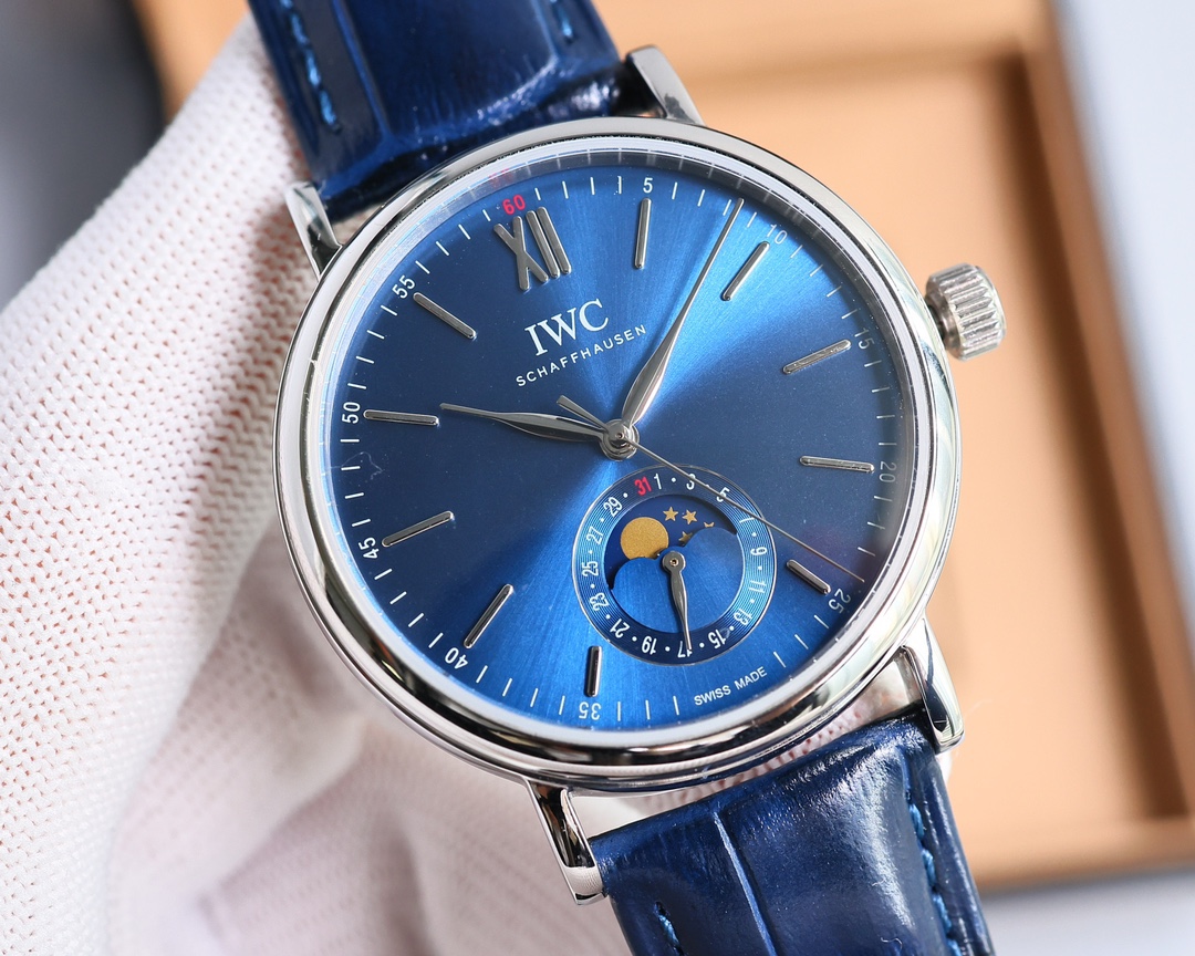 
新品柏濤菲諾系列腕表，指針式日期腕表[慶祝]，萬國月相系列.男士腕表，搭載精准瑞士ETA2824-10機芯（6字位真日曆與24小時日月星辰功能）39mm表徑，316精鋼表殼，耐磨抗刮藍寶石玻璃，原裝品質針扣，具備超強防水功能，搭配意大利牛皮讓手腕更貼合舒適！充分體現了高級制表業最純粹的傳統！適合各種商務場合，簡斂精緻不失優雅🔥AD出品 精品不斷🔥