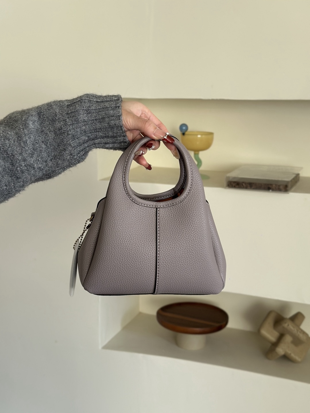 Coach新款首發🔥Lana19 mini號
尺寸：19✖️17cm
精緻小巧，簡約時尚
可手拎，可斜挎 ☑️小號 灰紫色
尺寸：19✖️17cm