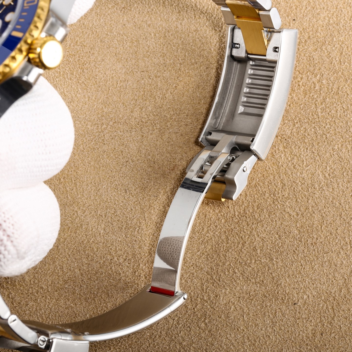 
第四代 BLAKEN 款水鬼系列：間金黑勞力士的暗夜傳奇
 
一、巔峰之作，酷炫呈現
 
- BLAKEN 高級改裝水鬼系列，專為追求獨特與個性的您打造。它將勞力士的經典魅力與現代改裝美學完美融合，讓您在任何場合都能展現出美與酷的獨特氣質。
 
二、精湛工藝，極致還原
 
- 表身間金黑化：表身採用 DLC 黑化處理，不僅增添了神秘深邃的質感，更使其耐磨性大幅提升，經久耐用。
- 錶盤特效：Blacken 改裝團隊精心復刻的一比一錶盤，以 100%的還原度重現獨特魅力，每一次凝視錶盤，都彷彿置身於神秘