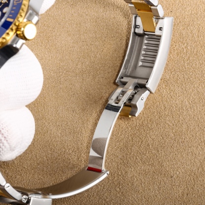 
第四代 BLAKEN 款水鬼系列：間金黑勞力士的暗夜傳奇
 
一、巔峰之作，酷炫呈現
 
- BLAKEN 高級改裝水鬼系列，專為追求獨特與個性的您打造。它將勞力士的經典魅力與現代改裝美學完美融合，讓您在任何場合都能展現出美與酷的獨特氣質。
 
二、精湛工藝，極致還原
 
- 表身間金黑化：表身採用 DLC 黑化處理，不僅增添了神秘深邃的質感，更使其耐磨性大幅提升，經久耐用。
- 錶盤特效：Blacken 改裝團隊精心復刻的一比一錶盤，以 100%的還原度重現獨特魅力，每一次凝視錶盤，都彷彿置身於神秘