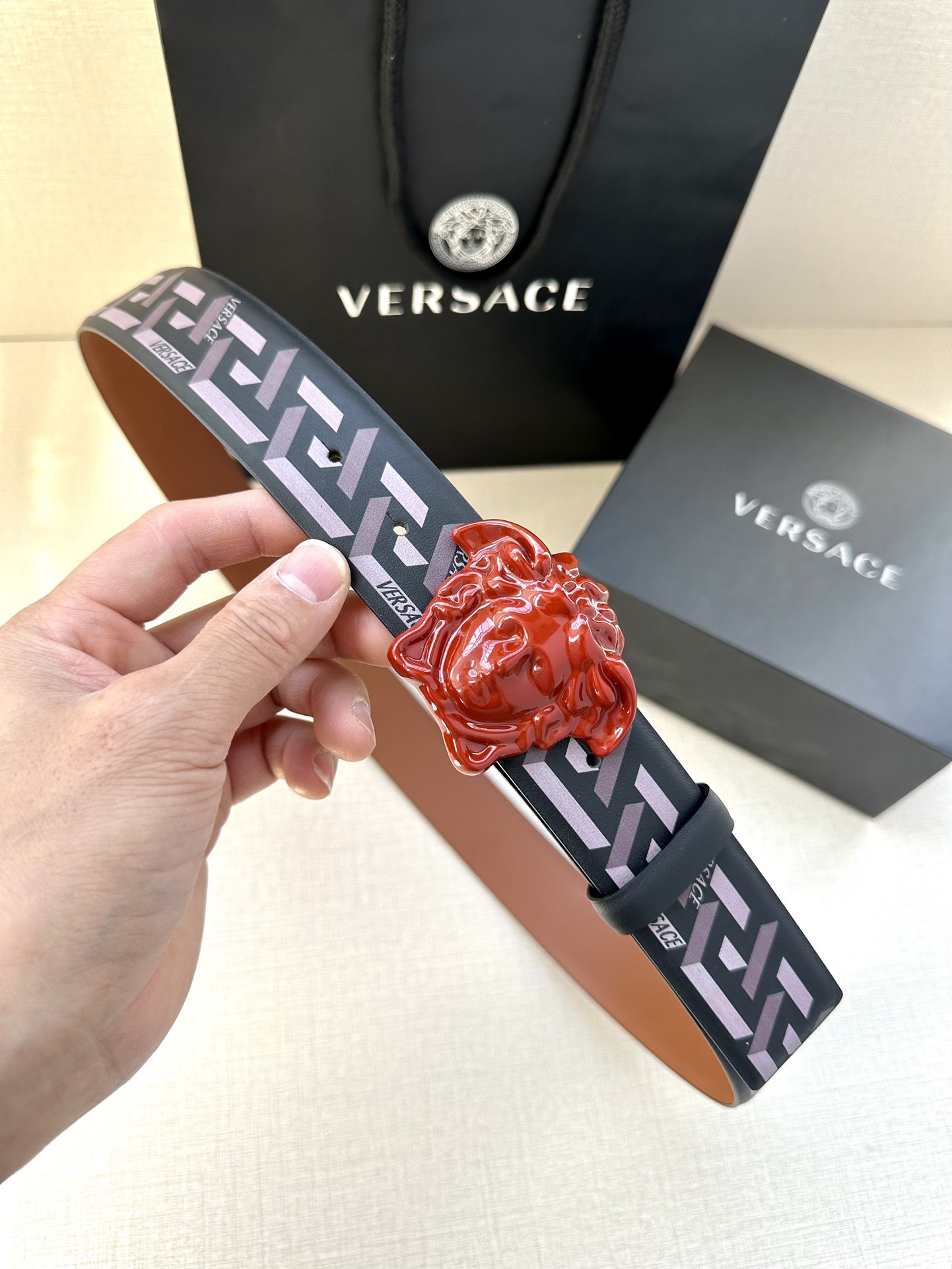 寬度4.0cm VERSACE（範思哲）此款Palazzo腰帶採用牛皮革面料製作，並飾有Le Pop Classique圖案印花和標誌性的美杜莎五金配件。