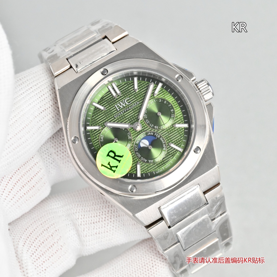 KR新品  萬國工程師系列萬年曆腕表，復刻界最複雜的腕表，所有功能同步原裝，所有功能調節通過把頭控制.
1⃣️【功能介紹】3點鐘位置顯示日曆，9點鐘位置顯示星期，6點鐘月份月相指針顯示。

2⃣️【做工精細】外殼採用原版同樣的三件套結構，中間拉絲，上下殼為拋光，鏡面採用高成本的鍋蓋形藍寶石，使其質感提升。

3⃣️【機芯性能】尺寸41.6mm,機芯採用天津機芯改82600，高效穩定，動力時間長達72小時以上，進行加裝複雜的萬年曆模塊，而且同步所有功能實現同步原裝通過把頭調節。

