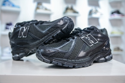 New Balance M1906R系列 復古老爹防滑耐磨低幫 跑步鞋 
貨號：M1906RJB
尺碼：36 37 37.5 38 38.5 39.5 40 40.5 41.5 42 42.5 43 44 45 46.5