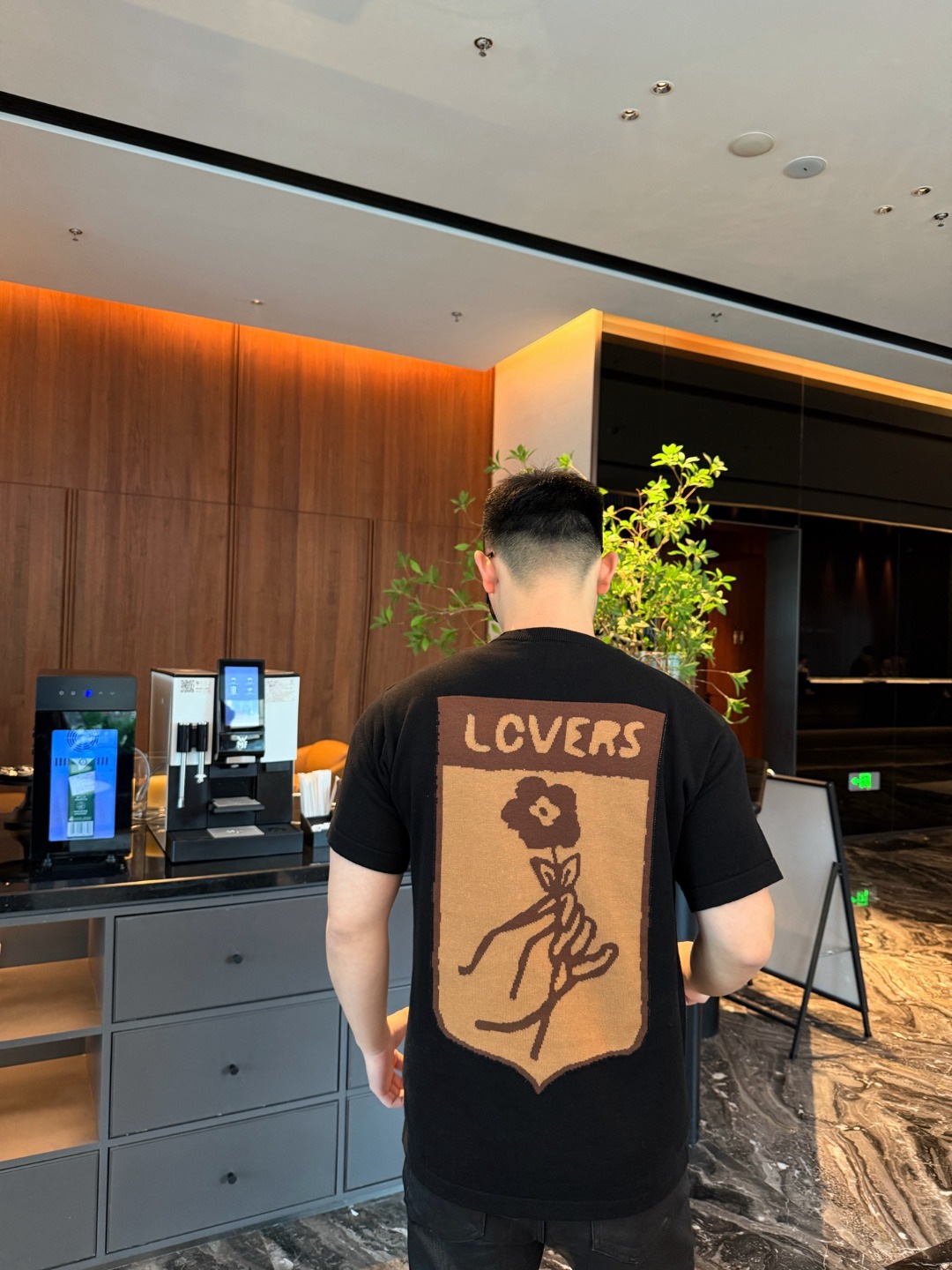 🔝LOUIS VUITTON LV 皮箱幾何圖針織短袖T恤
定織雲柔密紡棉針織料，嵌花提花織法，精細編織不僅確保了圖案的清晰度，還大大增強了織物的耐用性，成衣洗水加軟去味工藝，通過專業的洗滌設備和特定的洗滌劑，對衣物進行深度清潔和去味處理，改善衣物的手感和外觀，寬松版型
B Size：S-XL