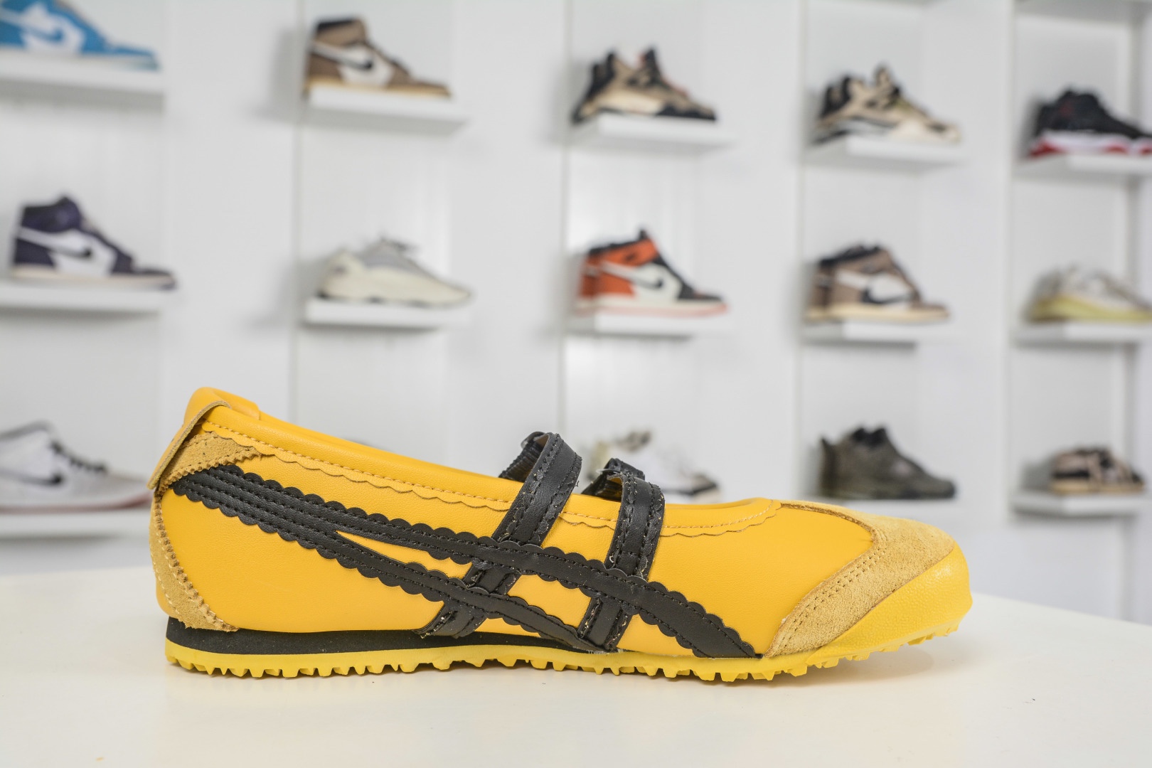 𝐏𝐚𝐭𝐨𝐮 𝐱  Tiger 瑪麗珍 任敏同款 舒適輕盈平跟鬼冢虎 瑪麗珍鞋 夏季必備 3mm薄底的貼地感 
貨號: 1182A678 750
𝐬𝐢𝐳𝐞：36 37 37.5 38 39 39.5 40 40.5 41.5