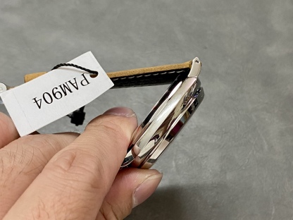 VS  沛納海 Pam904 優雅典範腕表！42mm表徑 一款適合亞洲手腕的腕表
1:表殼 一改粗曠風格 以更纖薄演繹現代優雅風範。更有親和力！
2:錶盤：碳黑鍛面 放射紋 搭配錶盤保留活力澎湃氣息，駕馭度更高！
3:底蓋：密底精鋼打磨拉絲細膩。
4:材質：316L 精鋼 強效抗蝕的 鋼合金。
小手腕福利！上手非常漂亮。