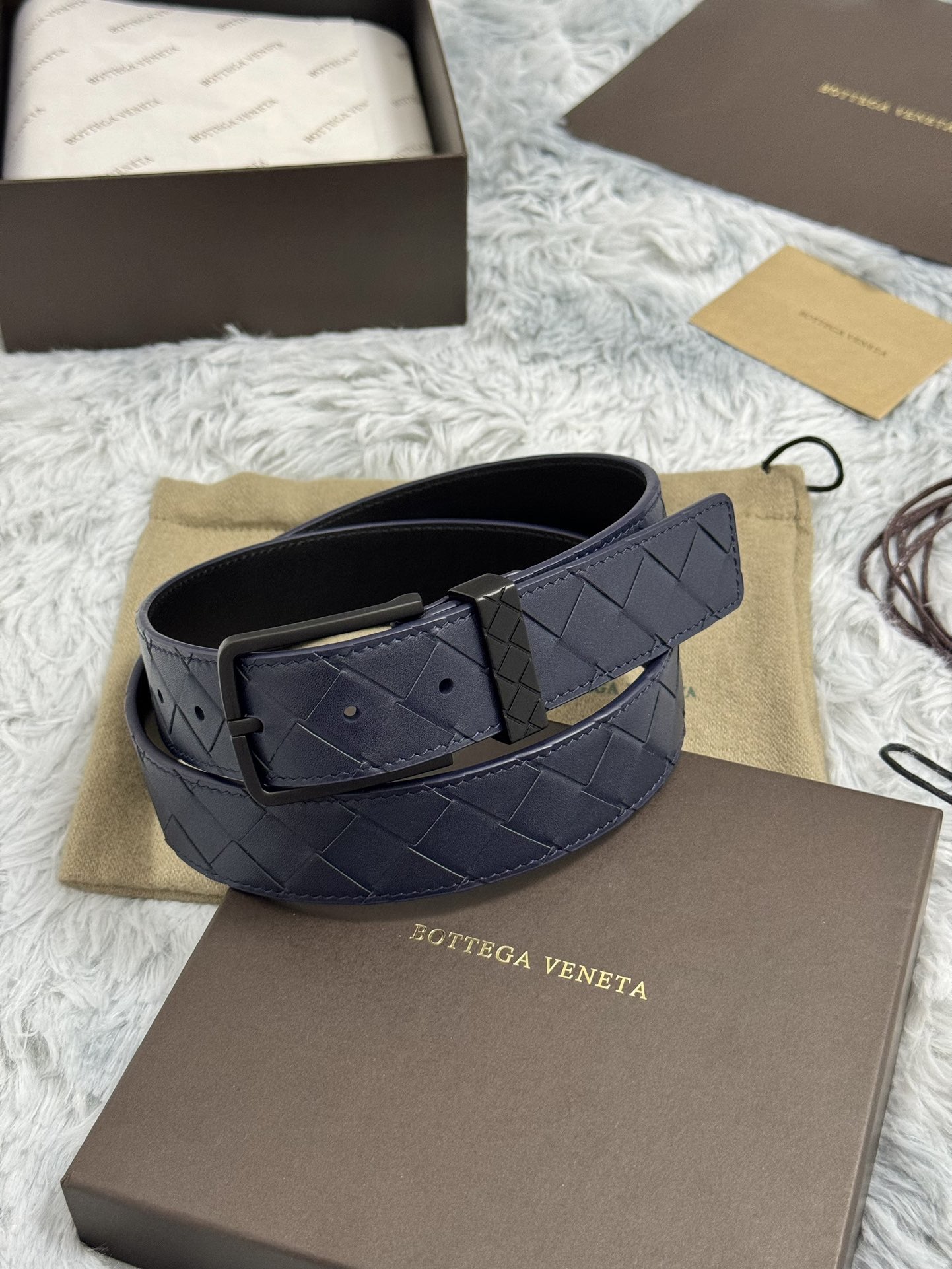 BOTTEGA VENETA   3.5cm   
手工編織牛皮經典之作
每個細節都體現出至高的品味和格調
整體造型增添優雅韻味  
低調奢華的典範
優雅迷人氣息
精緻的手工藝製作。