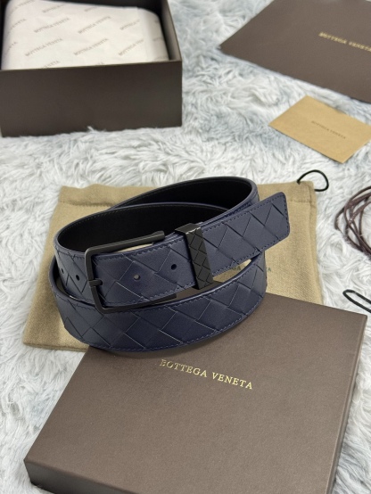 BOTTEGA VENETA   3.5cm   
手工編織牛皮經典之作
每個細節都體現出至高的品味和格調
整體造型增添優雅韻味  
低調奢華的典範
優雅迷人氣息
精緻的手工藝製作。