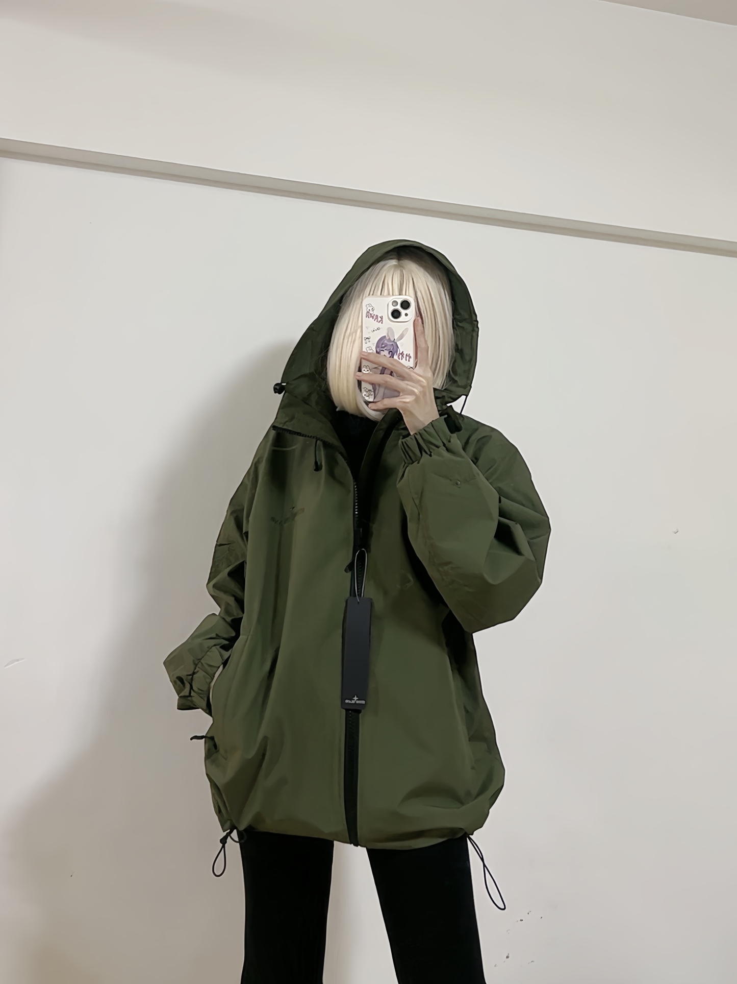 Stone Island/石頭島 24ss 手臂刺繡羅盤衝鋒衣外套
石頭島春季最熱單品 超級吸睛的一款衝鋒衣外套 一眼就能愛上 採用梭織防風防水面料 手感細膩順滑 寬松連帽的版型  水洗標一應俱全 細節滿滿的一款衝鋒衣 大廠代工 品質可靠 

-略帶復古感的機能衝鋒衣 城市徒步 戶外穿行都很出挑 男女都可以駕馭的一款潮流單品 
Color：黑色
A Size：S-XXL