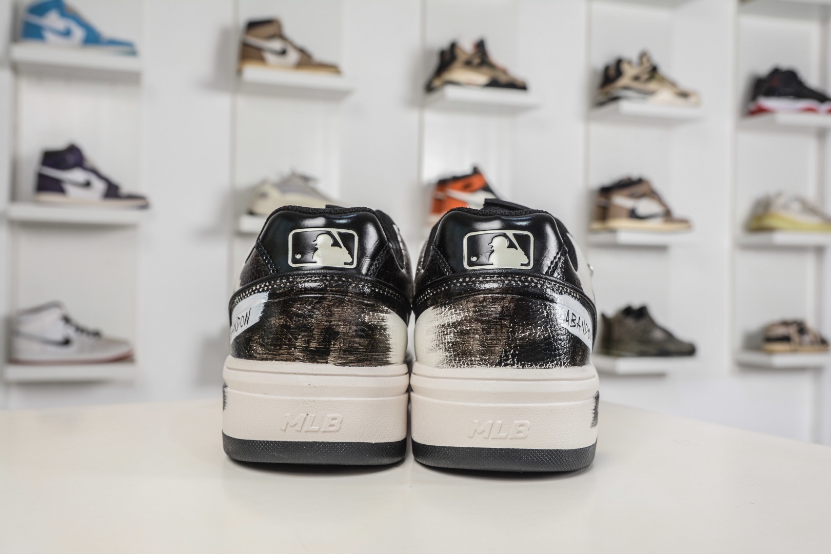 MLB Chunky Liner 黑白暗繪 塗鴉定制配色學長鞋系列低幫老爹風輕量增高厚底百搭休閒運動慢跑鞋 
貨號：3ASXCA12N 50WHS
尺碼：36 36.5 37.5 38 38.5 39 40 40.5 41 42 42.5 43 44 44.5 45