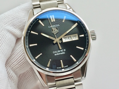 TAG泰格豪雅 卡萊拉系列WAR201A.FC6266 商務休閒款 中英文雙歷腕表 41毫米直徑 搭載2836 自動機械機芯 316L精鋼可配真皮錶帶 原裝折疊扣。