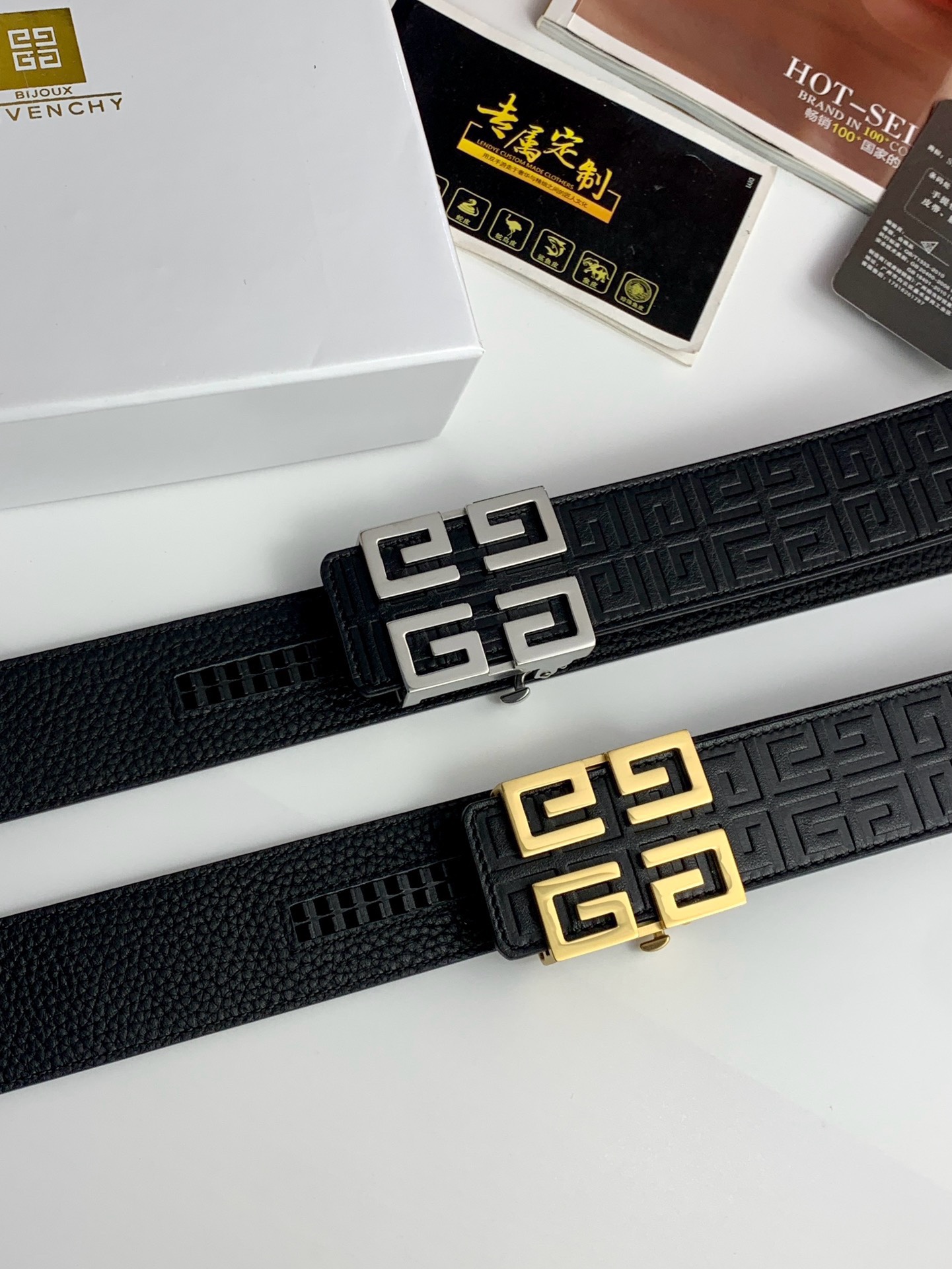 【紀梵希】新款男士 頭層小牛皮黑色壓花腰帶，內襯荔枝紋底，寬38毫米.搭配不鏽鋼經典4G自動扣.商務服裝造型的完美搭配。永恆經典！