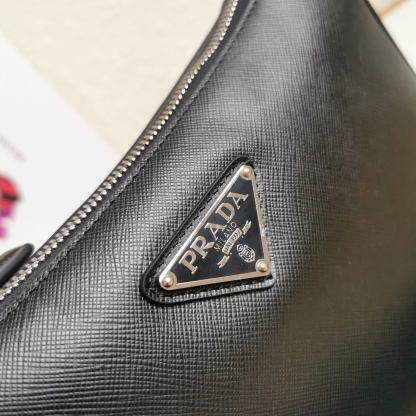 【 原單】🎉全皮三合一😘😘款號2VH113全皮/十字紋牛皮😘😘網紅帥哥靚女團瘋狂種草而風靡時尚圈三合一出了新款！👏👏這款三合一包設計太棒了👍👍配有可拆卸長肩帶，最愛的是肩帶還掛著個小掛飾（小包），也可以掛其它包和褲頭當飾品呼應 🙊🙊平常各種衣著搭配都沒 問題😘😘寶寶們趕緊入手哦，男女共用款，太帥了🙊🙊長23x高18x寬5.5cm