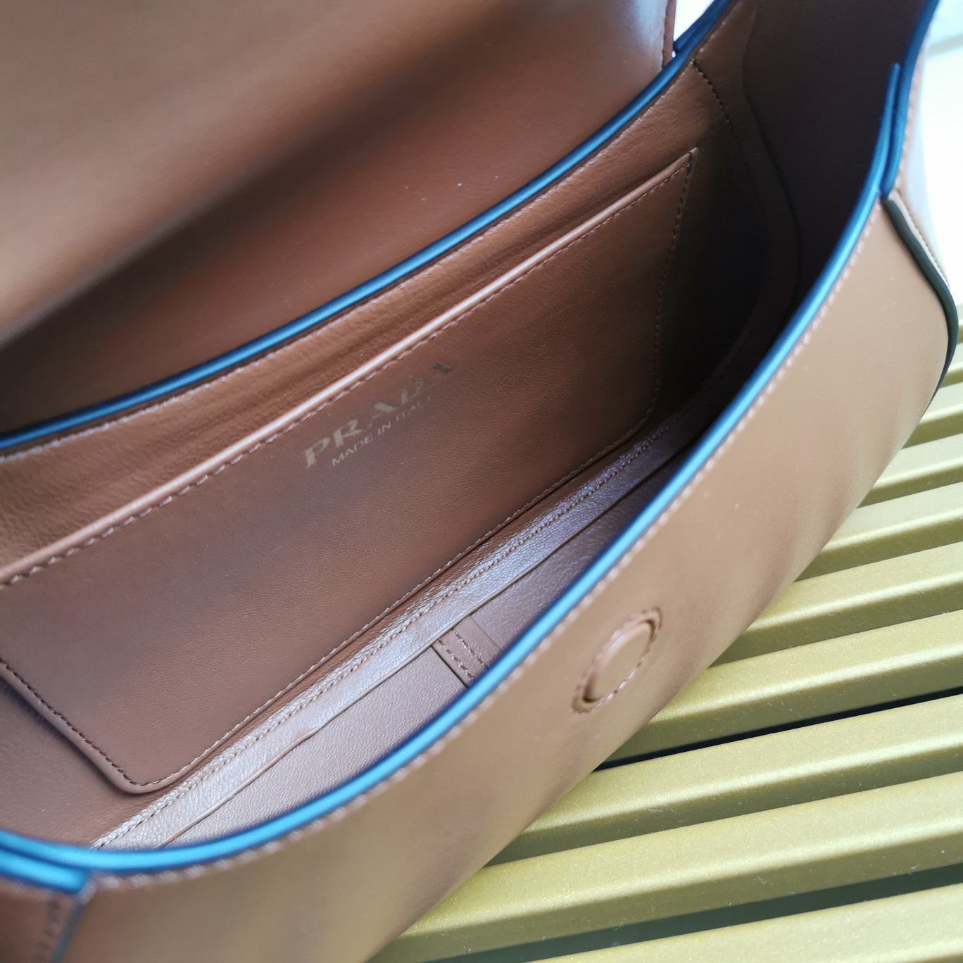 【 原單】P家🌹新款🎉Moon手袋液下包🎉1BD358到貨啦🎉🎉這款簡約Moon液下包為牛皮綻現摩登百搭的魅力。弧形包身設計，肩帶可調長短，磁扣開合翻蓋，便於隨心轉換造型。內配進口小羊皮，設有內袋，金屬配件更添亮麗格調，上身效果非常酷/時尚，又是一款永欠不過時爆款🎉寶寶們，趕緊入手吧🎉 尺寸：長25x高15x底5.5cm🎉🎉🎉🍊！